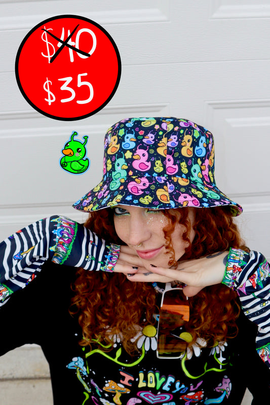 REVERSAL BUCKET HAT GOOSE AND ALIEN DUCKIES